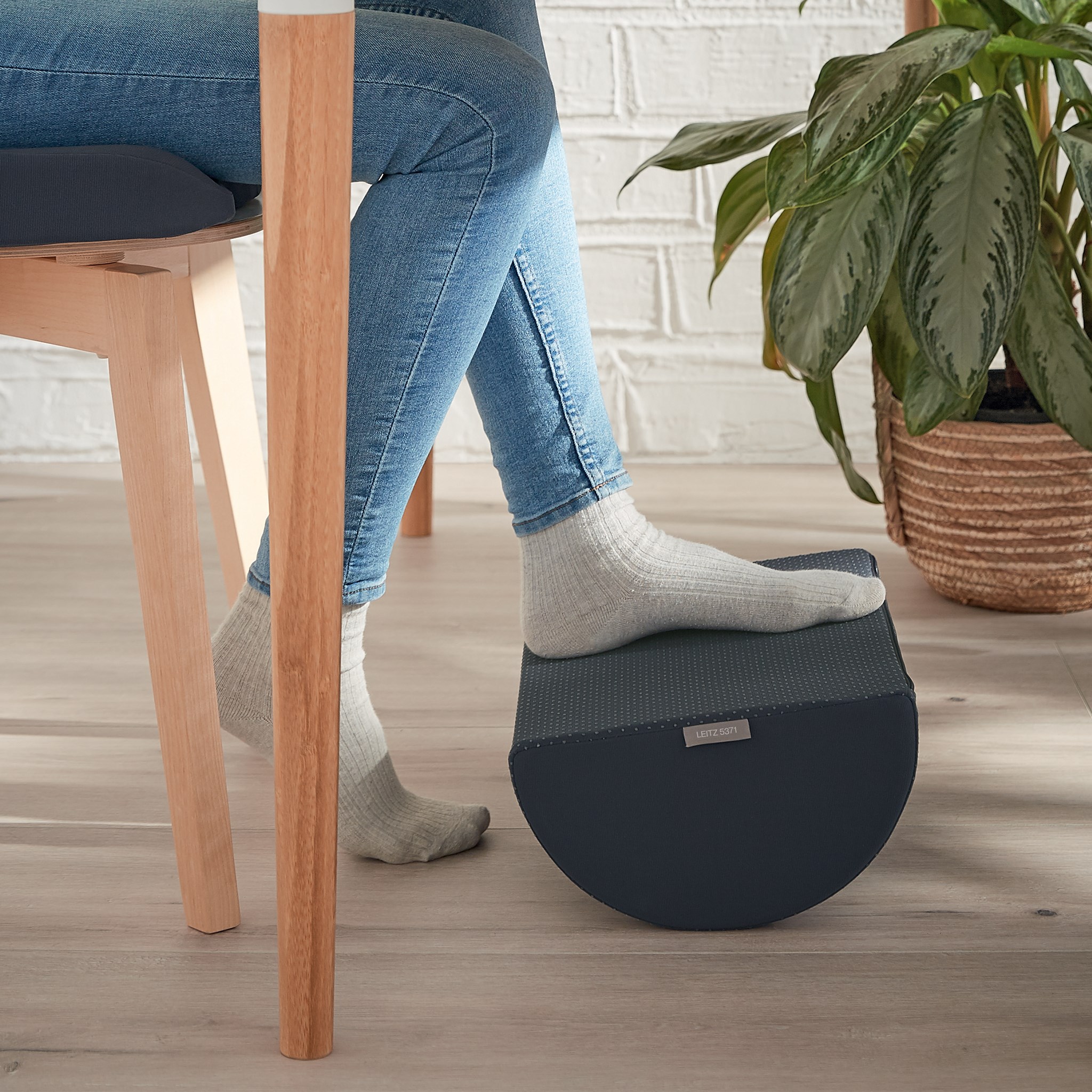 Leitz Cozy Footrest gray miljöbild fötter