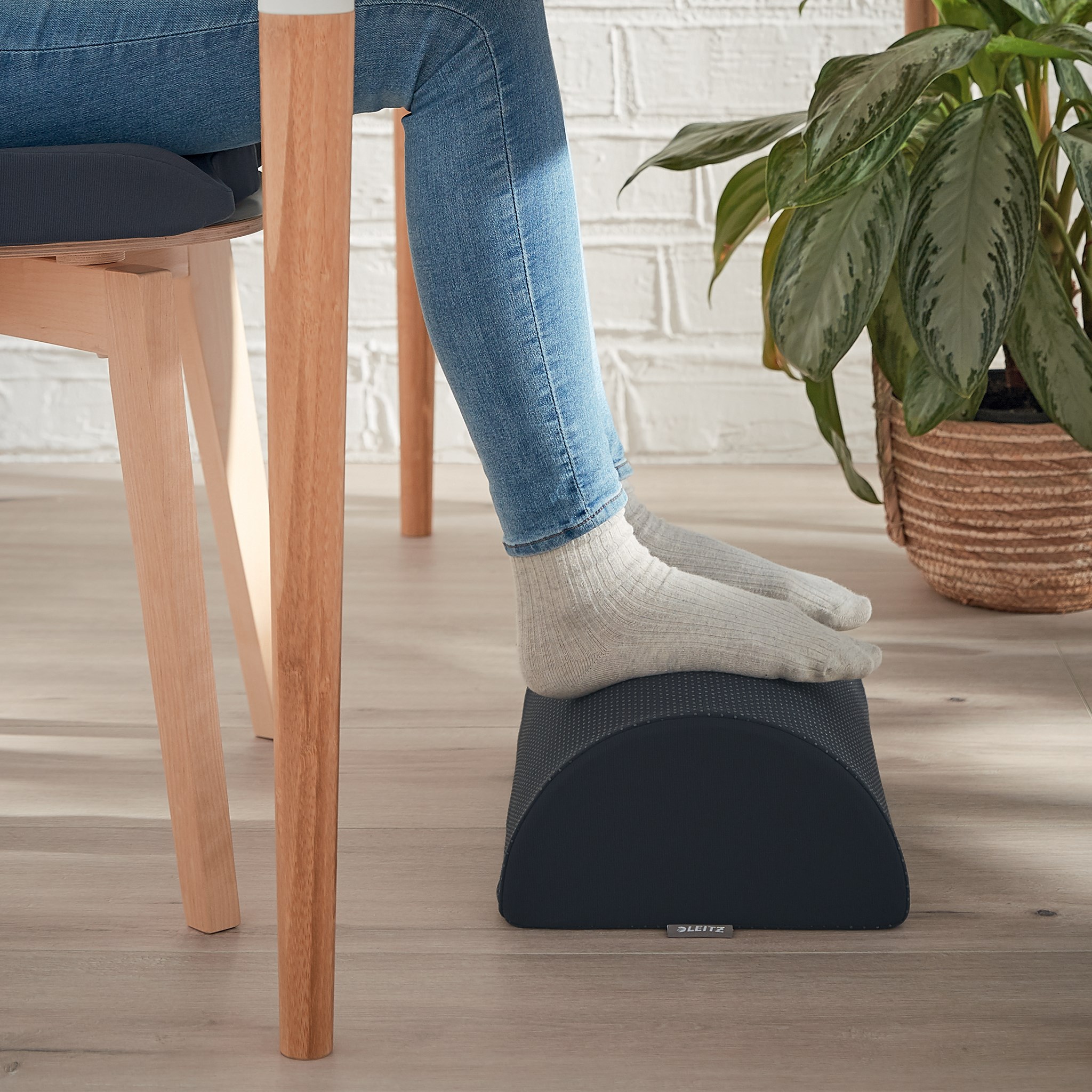 Leitz Cozy Footrest gray miljöbild fötter