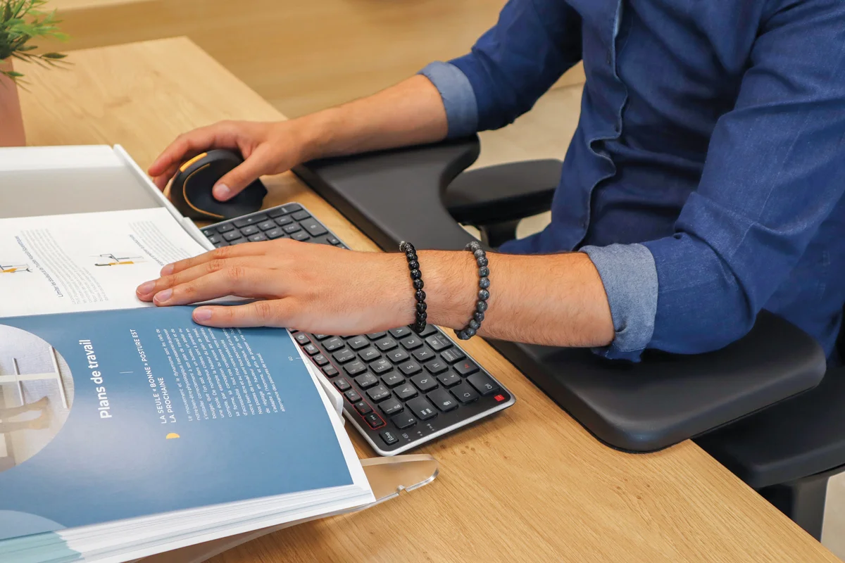 underarmsstöd x-rest skrivbord användare miljöbild